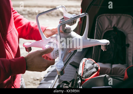 Mann hält eine Drohne in die Hand Stockfoto