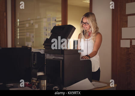 Executive können Sie über Kopierer im Büro Stockfoto