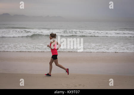 Junge schöne Frau auf Strand Stockfoto
