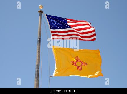 Der Staat Flagge von New Mexico fliegen unter dem Sternenbanner Stockfoto