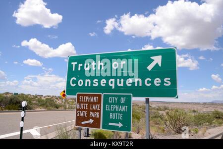 Hinweisschild zur Wahrheit oder Konsequenzen New-Mexico auf die Interstate 25 USA Stockfoto