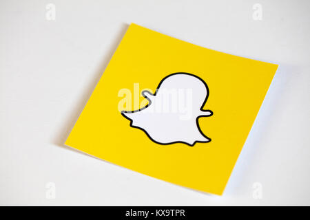 OXFORD, Großbritannien - 5. DEZEMBER 2016: Snapchat Logos auf Papier gedruckt. Snapchat ist eine beliebte Anwendung für soziale Medien für den Austausch von Nachrichten, Bildern und Videos Stockfoto