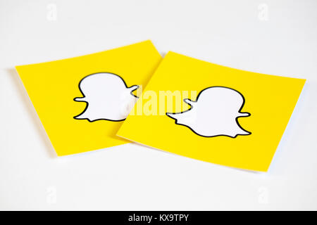 OXFORD, Großbritannien - 5. DEZEMBER 2016: Snapchat Logos auf Papier gedruckt. Snapchat ist eine beliebte Anwendung für soziale Medien für den Austausch von Nachrichten, Bildern und Videos Stockfoto