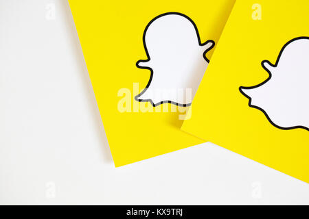 OXFORD, Großbritannien - 5. DEZEMBER 2016: Snapchat Logos auf Papier gedruckt. Snapchat ist eine beliebte Anwendung für soziale Medien für den Austausch von Nachrichten, Bildern und Videos Stockfoto