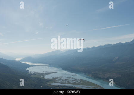 Gleitschirm über wunderschöne Berg fliegen Stockfoto