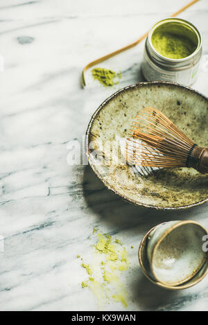 Japanische Werkzeuge und Cups für die Zubereitung von Matcha Tee, selektiver Fokus Stockfoto