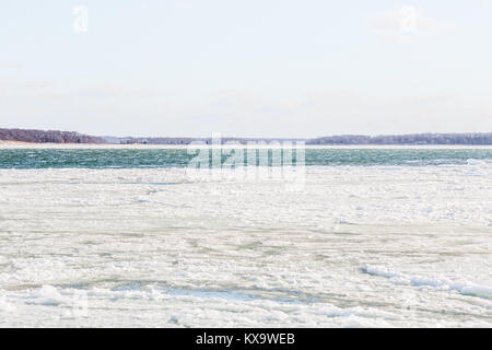 Gefrorenes Salzwasser auf Shelter Island Fähre Stockfoto