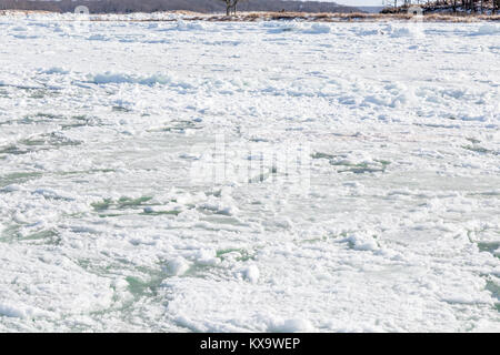 Gefrorenes Salzwasser auf Shelter Island Fähre Stockfoto