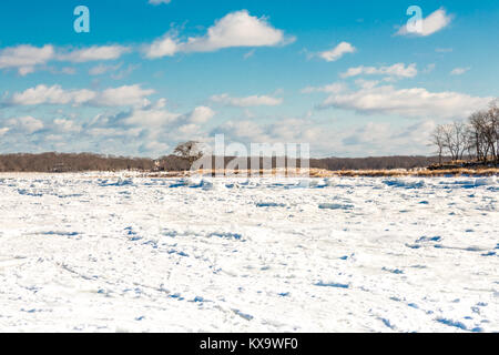 Gefrorenes Salzwasser auf Shelter Island Fähre Stockfoto