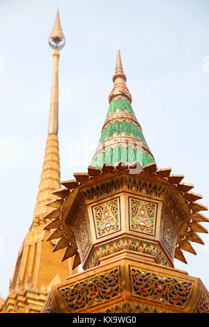 Reich verzierte Dächer mit Gold & Farben des Wat Trimit Tempel in Chinatown, Bangkok, Thailand eingerichtet. Stockfoto