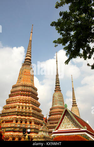 Der goldene Stupa der Wat Pho oder Wat Po, der buddhistische Tempel in der Phra Nakhon District, Bangkok, Thailand. Stockfoto