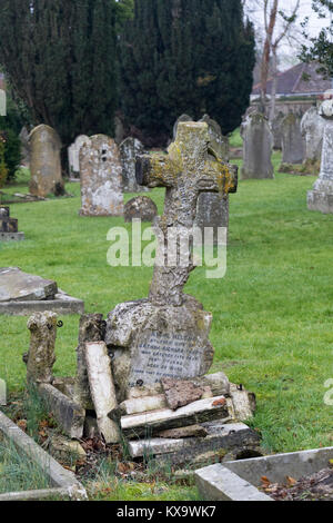 Grab im Verfall in Trowbridge General Cemetery. Resurgam geschnitzt an der Spitze des Kreuzes Bedeutung "I shall Rise Again" in Latin Trowbridge, Wiltshire, Großbritannien Stockfoto