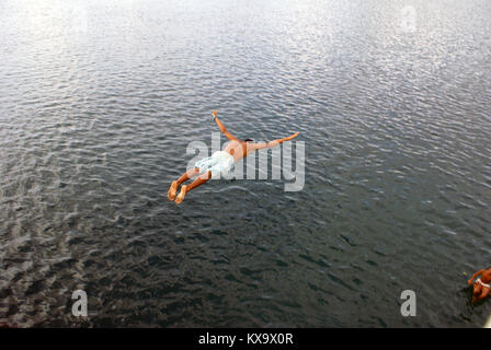 Ins Meer springen mitten in der Luft Stockfoto