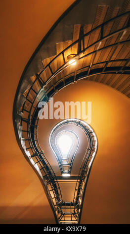 Wendeltreppe in Prag. Treppen, die in seiner Perspektive ist wie die Glühbirne. Der Tschechischen Republik Stockfoto