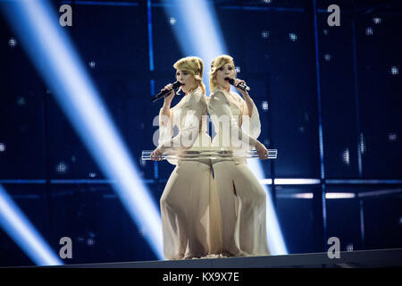 Die russische Zwillingsschwestern Tolmachevy, Anastasiya und Maria, führen Sie Hine ist ihr Song "beim Großen Finale des Eurovision Song Contest 2014 in Kopenhagen. Dänemark 10/05 2014. Stockfoto