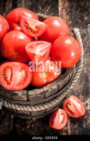 Frische Tomaten in einem hölzernen Löffel. Auf einer hölzernen Hintergrund. Stockfoto