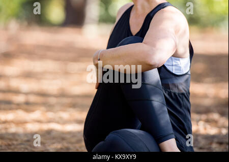 Frau Yoga in den Sand - die Hälfte der Herr der Fische Pose-Ardha Matsyendrasana - Herbst Tag Stockfoto