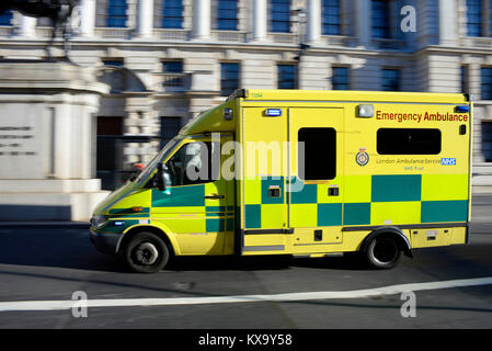 Krankenwagen Racing bei Geschwindigkeit auf Whitehall, Westminster, London auf ein blaues Licht. NHS Rettungswagen. Antwort auf Anruf. Die Beschleunigung. Schnell Stockfoto