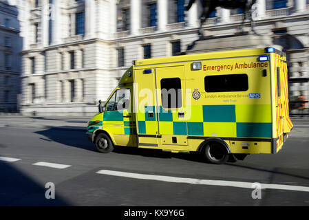 Krankenwagen Racing bei Geschwindigkeit auf Whitehall, Westminster, London auf ein blaues Licht. NHS Rettungswagen. Antwort auf Anruf. Die Beschleunigung. Schnell Stockfoto