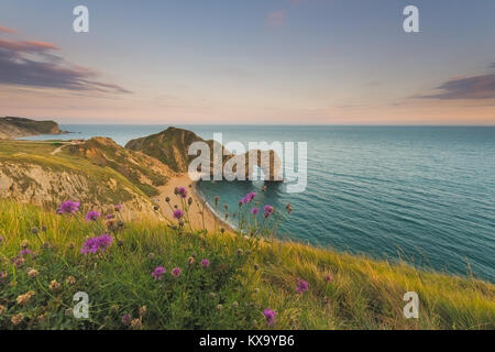 Durdle Door für Sonnenuntergang, Lulworth Cove, Dorset. Stockfoto