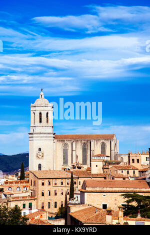 Ein luftbild der Altstadt von Girona, in Spanien, von oben Hervorhebung der Glockenturm der Kathedrale gesehen, und ein leerer Platz auf der Oberseite Stockfoto