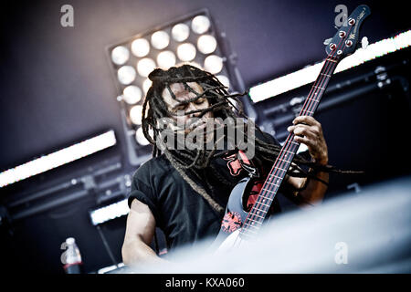 Die britische Rockband Skunk Anansie ist hier dargestellt, bei einem live Konzert bei "Tiøren" in Kopenhagen. Hier ist Bassist und Musiker Cass live auf der Bühne dargestellt. Dänemark 02/10 2010. Stockfoto