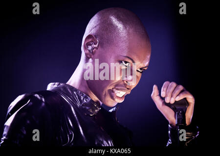 Die britische Rockband Skunk Anansie ist hier dargestellt, bei einem live Konzert bei "Tiøren" in Kopenhagen. Die Band wird von den charakteristischen Sängerin Deborah Anne Dyer, besser ist, von ihr name Haut kennen. Dänemark 28/02 2011. Stockfoto