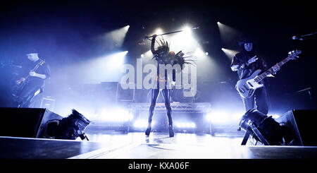 Die britische Rockband Skunk Anansie ist hier dargestellt, bei einem live Konzert bei "Tiøren" in Kopenhagen. Die Band wird von den charakteristischen Sängerin Deborah Anne Dyer, besser ist, von ihr name Haut kennen. Dänemark 28/02 2011. Stockfoto