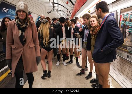 London, Großbritannien. 07 Jan, 2018. Die Londoner trotzten dem kalten Wetter an der 9. jährlichen Ereignis in der U-Bahn in London. Credit: Claire Doherty/Pacific Press/Alamy leben Nachrichten Stockfoto