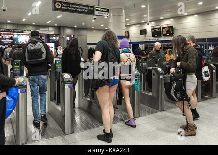 London, Großbritannien. 07 Jan, 2018. Hunderte von Londoner trotzten dem kalten Wetter an der 9. jährlichen Ereignis in der U-Bahn in London, Großbritannien, am 6. Januar 2018. Credit: Claire Doherty/Sipa USA/Alamy leben Nachrichten Stockfoto