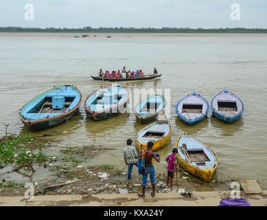 Varanasi, Indien - 12 Jul, 2015. Hölzerne Boote andocken an touristischen Bootssteg in Varanasi, Indien. Varanasi ist das Heiligste der sieben heiligen Städte (sapta Pu Stockfoto