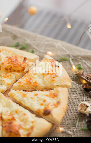 Traditionelle georgische Khachapuri-Brot. Hausgemachte backen. Georgische Küche essen Konzept. Rustikale color Styling. Stockfoto