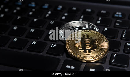 Bitcoins auf Laptop Tastatur wie virtuelles Geld, das durch den Handel online Währung Konzept Stockfoto