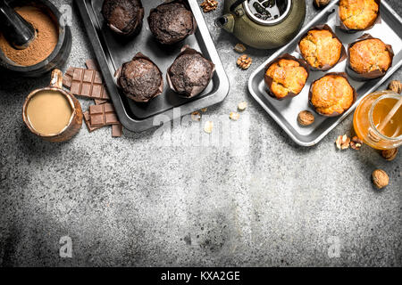Schokolade und Obst Muffins. Auf einem urigen Hintergrund. Stockfoto