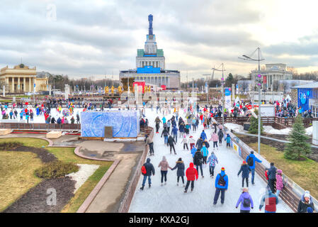 Moskau, Russland - Januar 04.2018: Schlittschuhbahn am VDNKh 2018 - Die wichtigsten Eislaufbahn des Landes und der größte in Europa Stockfoto