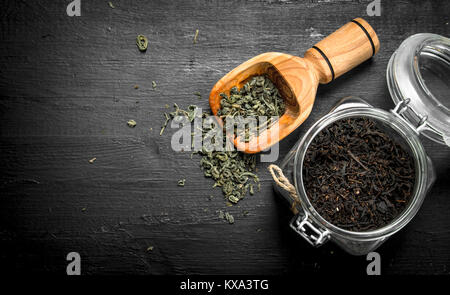 Die duftenden Kaffee im Glas. Auf der schwarzen Tafel. Stockfoto