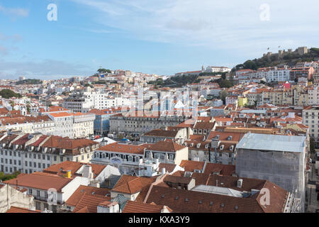 Blick über die Dächer von Lissabon, Portugal vom Aufzug Santa Justa oder Santa nur einen Aufzug, die im Jahre 1902 erbaut war niedriger Straßen zu verbinden Stockfoto