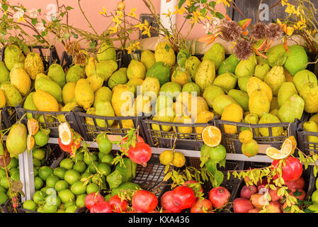 Italienische citrons am Markt mit Zitronen und Granatapfel, Sizilien, Italien Stockfoto