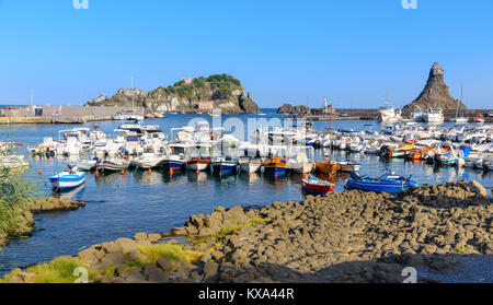 Der kleine Hafen von Aci Trezza, Catania, Sizilien, Italien Stockfoto