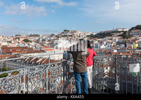 Blick über die Dächer von Lissabon, Portugal vom Aufzug Santa Justa oder Santa nur einen Aufzug, die im Jahre 1902 erbaut war niedriger Straßen zu verbinden Stockfoto