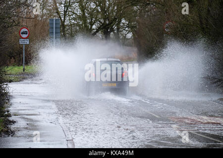 Autos fahren durch Hochwasser auf mountsorrel Lane Stockfoto