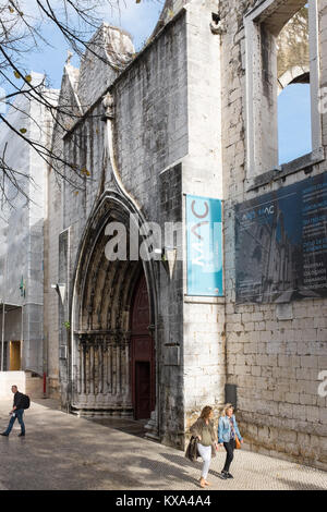 Eingang der Carmo Archäologische Museum, die in der Ruine einer gotischen Kirche in Lissabon, Portugal Stockfoto