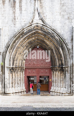 Eingang der Carmo Archäologische Museum, die in der Ruine einer gotischen Kirche in Lissabon, Portugal Stockfoto