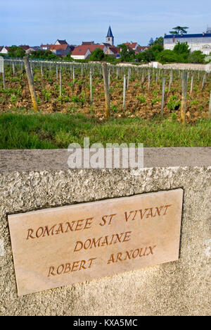 Domaine Robert Arnoux Plakette an der Wand der Romanee St Vivant Weinberg mit Dorf Vosne-Romanee im Hintergrund Cote d'Or Burgund Frankreich Stockfoto