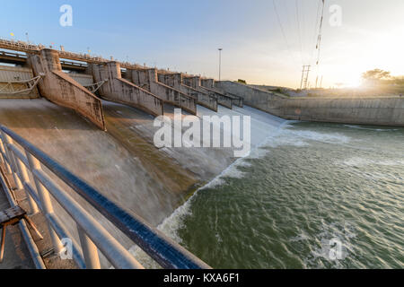 Abflußkanal von Dam gate am Morgen, die Pa Sak Cholasit Staudammprojekt ist eine der großen bewässerungsprojekte von Thailand. Der Damm verringert auch Probleme Stockfoto