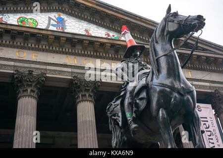 Berühmte Reiterstatue des Herzogs von Wellington mit einer Straße Kegel auf sein Haupt und ein Santa hat während der Festtage, vor der GoMA. Stockfoto