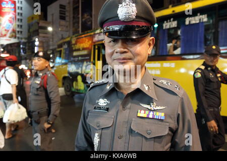 Eine Thailändische Polizei patrouilliert Street Food Anbieter in Chinatown, Bangkok, Thailand Stockfoto