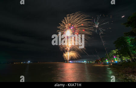 Feuerwerk das Neue Jahr 2018 Pa Sak jolasid Dam, Lop Buri THAILAND Stockfoto