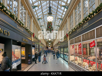 Die Argyll Arcade, ein Diamant Schmuck Center im Stadtzentrum von Glasgow mit Weihnachtsschmuck auf. Stockfoto