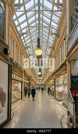 Die Argyll Arcade, ein Diamant Schmuck Center im Stadtzentrum von Glasgow mit Weihnachtsschmuck auf. Stockfoto